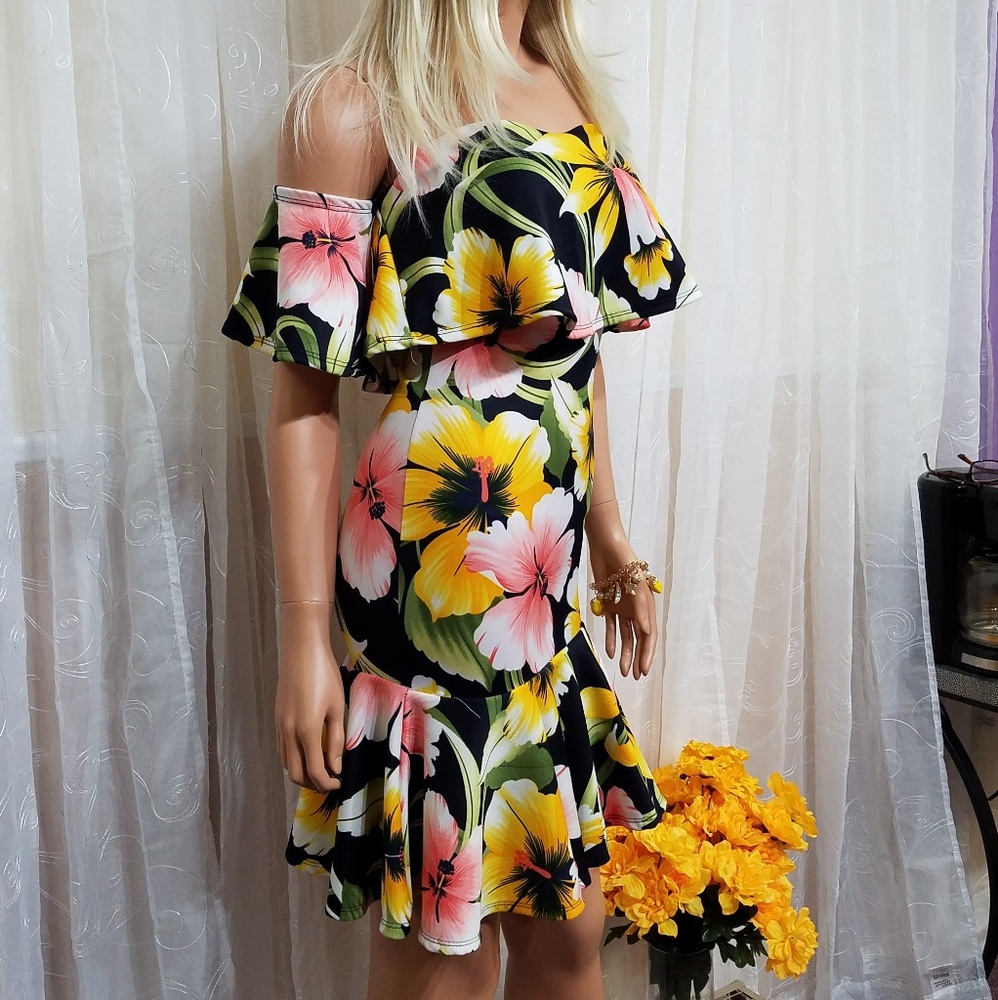 Hawaiin Floral Dress - Picture 5 of 8
